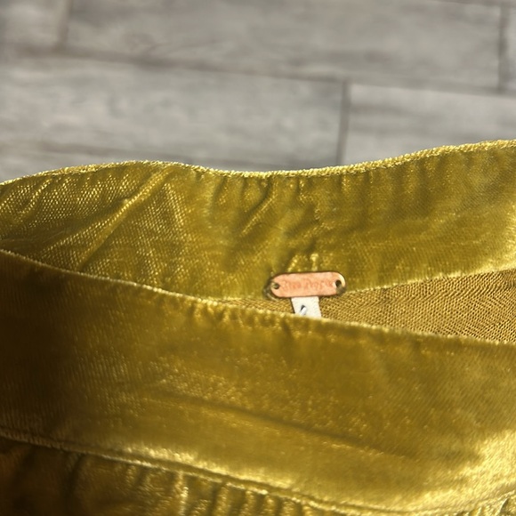 Free People Velvet Mini Skirt in Gold Size 2 NWT - Picture 3 of 3